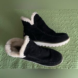 AVSTCFS SPORT BLACK SUEDE ANKLE BOOTS W/ CREAM FUZZY LINING - LADIES SIZE 9